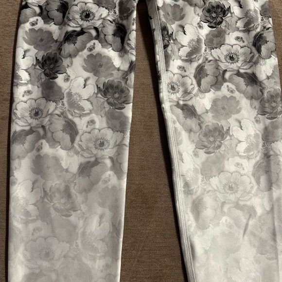 🖤HP🖤 Floral Leggings - Black & White - Picture 5 of 6